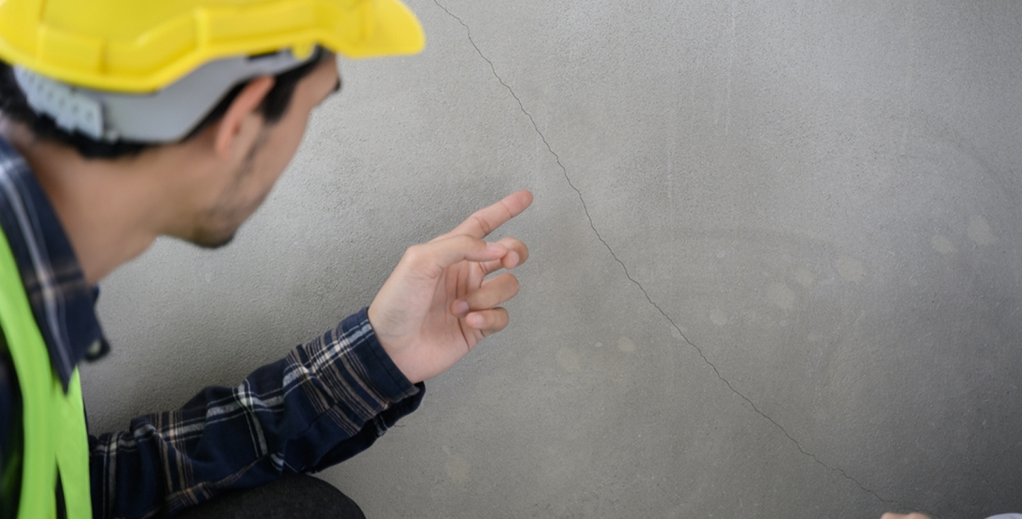 How Experts Evaluate Building Cracks